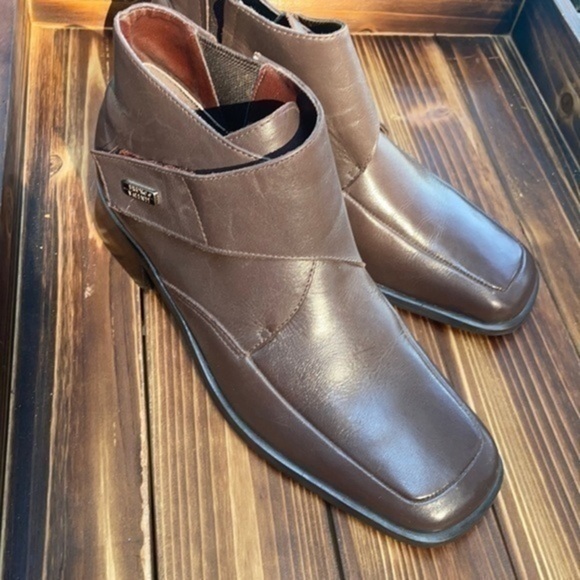Bruno Valenti Shoes - NWT Bruno Valenti shoes size 5.5 brown leather booties
